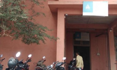 लेट लतिफांचा पुष्पगुच्छ देऊन सत्कार