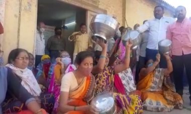 अनियमित पाणी पुरवठा विरोधात संतप्त महिलांचे ठिय्या आंदोलन   अधिकाऱ्यांवर गुन्हे दाखल करण्याची मागणी