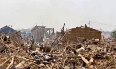 स्फोटकांच्या ट्रकला दुचाकीची धडक भिषण स्फोट