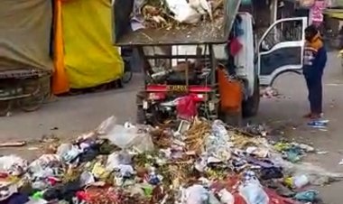 कर्मचाऱ्यांनी का टाकला कचरा रस्त्यावर पहा व्हिडिओ