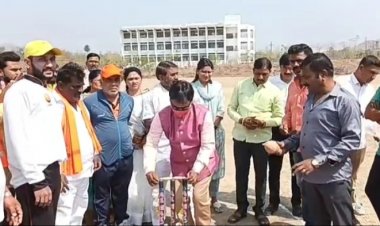 आ. दानवे कसे खेळले क्रिकेट  पहा व्हिडिओ