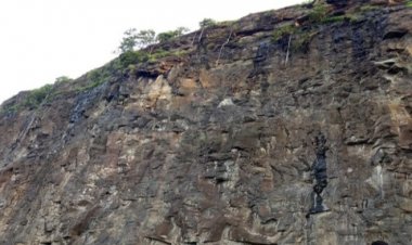 डोंगर पोखरणाऱ्या १२ क्रशरविरुद्ध गुन्हा