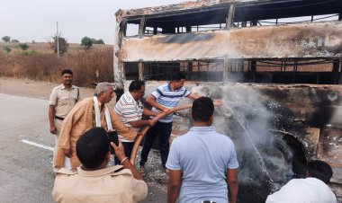 32 प्रवाशी झोपेतच असताना धावत्या ट्रॅव्हल्सने घेतला पेट पुढे काय झाले पहा व्हिडिओ