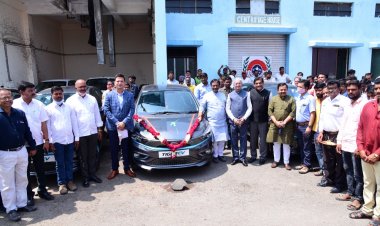 पर्यावरण पूरक इलेक्ट्रॉनिक वाहनांचे पालकमंत्री सुभाष देसाई यांच्या हस्ते लोकार्पण