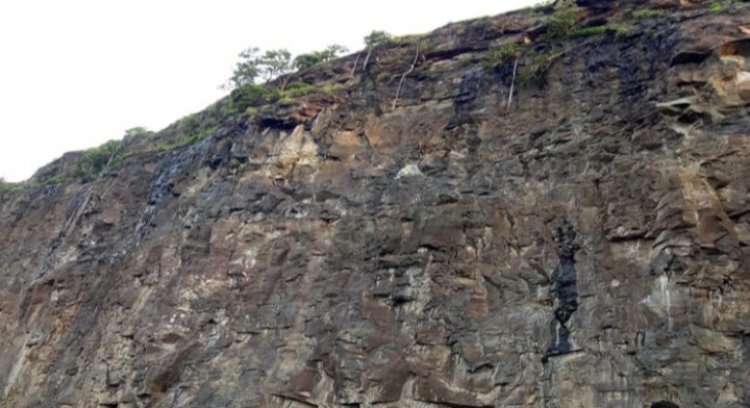 डोंगर पोखरणाऱ्या १२ क्रशरविरुद्ध गुन्हा