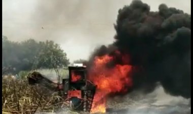 चालू हार्वेस्टरने घेतला पेट भयानक आगीसह परिसरात धुराचे उठले लोट पहा व्हिडीओ