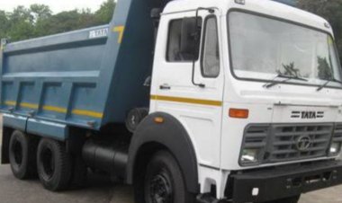 वाळूच्या हायवा मुळे दोन तास वाहतुकीची कोंडी