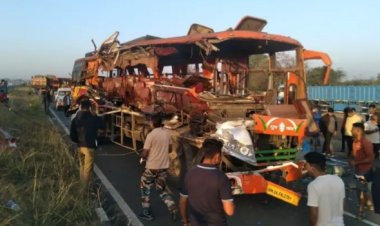 खाजगी आराम बस व ट्रकची समोरासमोर धडक  भीषण अपघात