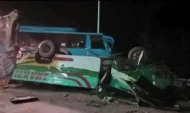 ट्रकच्या धडकेने तीन बस उलटल्या