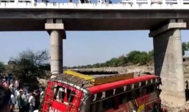 बस पुलावरून कोसळली १५ प्रवाशांचा मृत्यू