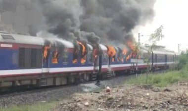 रेल्वेला भीषण आग जीव वाचवण्यासाठी मारल्या उड्या