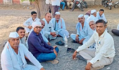 पाणी आवर्तनासाठी शेतकऱ्यांचे आमरण उपोषण