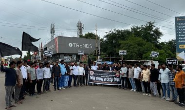 शिवसेनेच्या वतीने बदलापूर घटनेचा दंडाला काळ्याफिती बांधून मूक निदर्शने