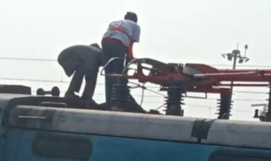 तरुणाचा रेल्वेच्या इंजिनवर चढून विजेच्या तारेला स्पर्श