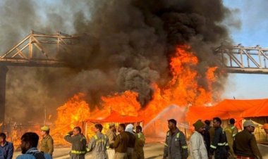 कुंभमेळ्यात भीषण आग  आगीत 20 ते 25 तंबू जळाले