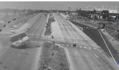 दुचाकीला वाचविण्याच्या प्रयत्नात एसटी पलटी