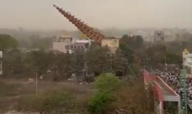 150 फुट उंच भव्य रथ कोसळला  एका व्यक्तीचा मृत्यू